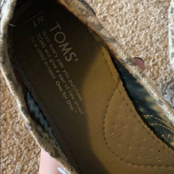 Gently used TOMS - Picture 2 of 4